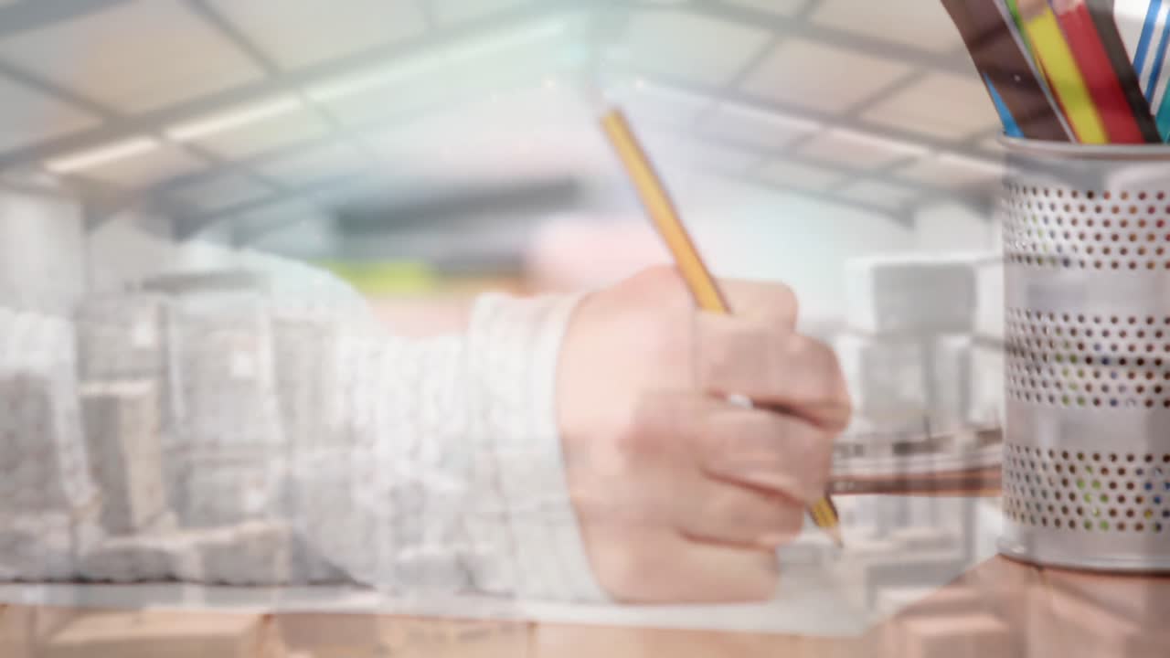 animación de una mujer usando el teclado de la computadora y escribiendo con pilas de cajas en un almacén
