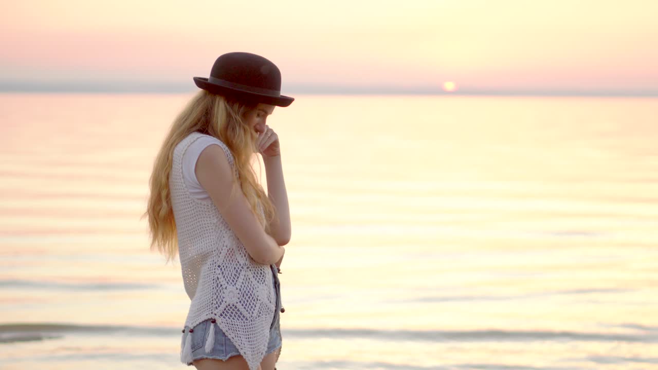 해가 지는 해변에 있는 여자