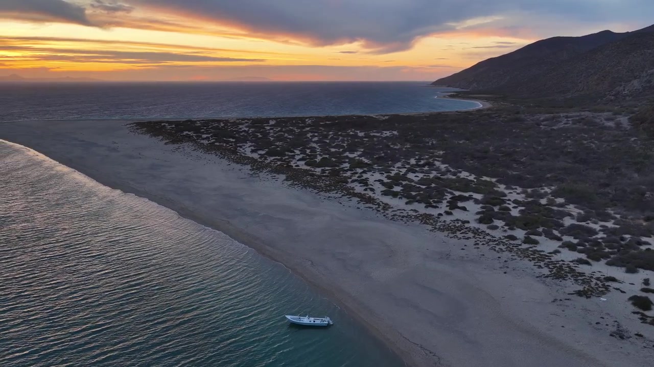 Luftfoto af Isla Cerralvo strand ved solopgang i Baja California Sur.