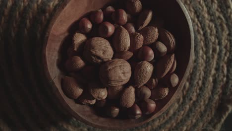 nueces de invierno girando en un cuenco de madera