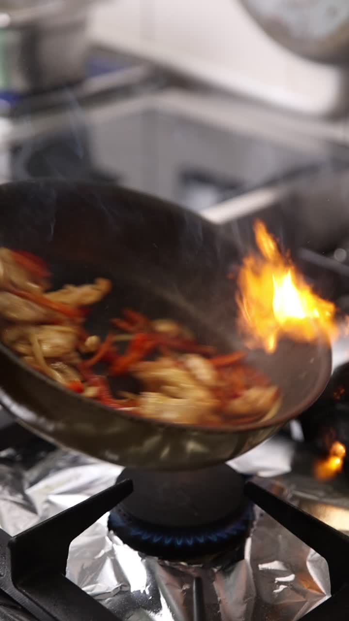 熱鍋火焰爆炒雞肉甜椒