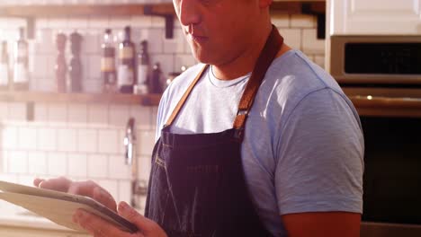 chef usando una tableta digital en la cocina