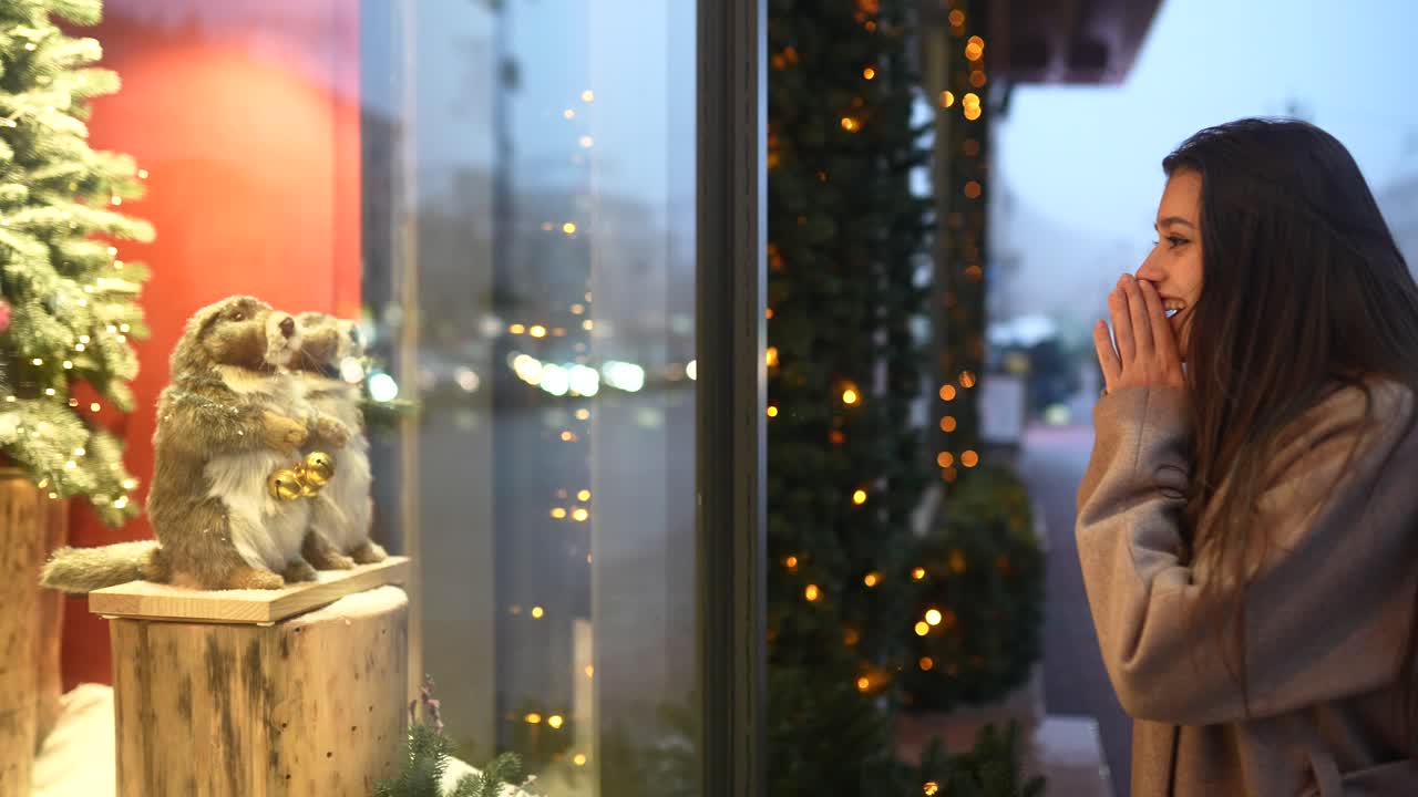 크리스마스 디스플레이 를 보는 여자