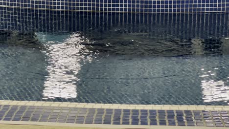 Agua-De-La-Piscina-Ondeando-En-Una-Piscina-Cubierta,-Ninguna-Persona