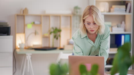 mujer trabajando en una computadora portátil desde casa trabajo remoto