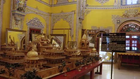 Miniatura-Del-Sagrado-Templo-Dorado-De-La-Antigua-India-Desde-Diferentes-ángulos.-El-Vídeo-Se-Toma-En-El-Templo-Jainista-Soni-Ji-Ki-Nasiya,-Ajmer,-Rajasthan,-India,-El-19-De-Agosto-De-2023.