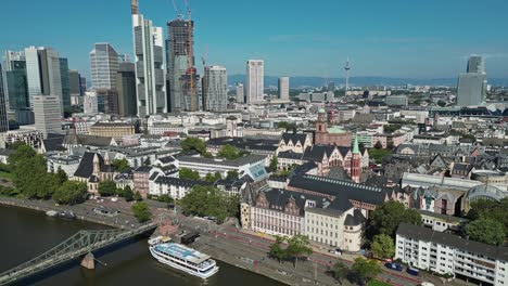 panorámica de la vasta ciudad europea de fráncfort en hesse, alemania