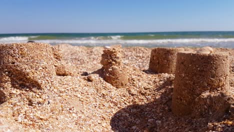 castillo de arena en la playa del mar, de cerca
