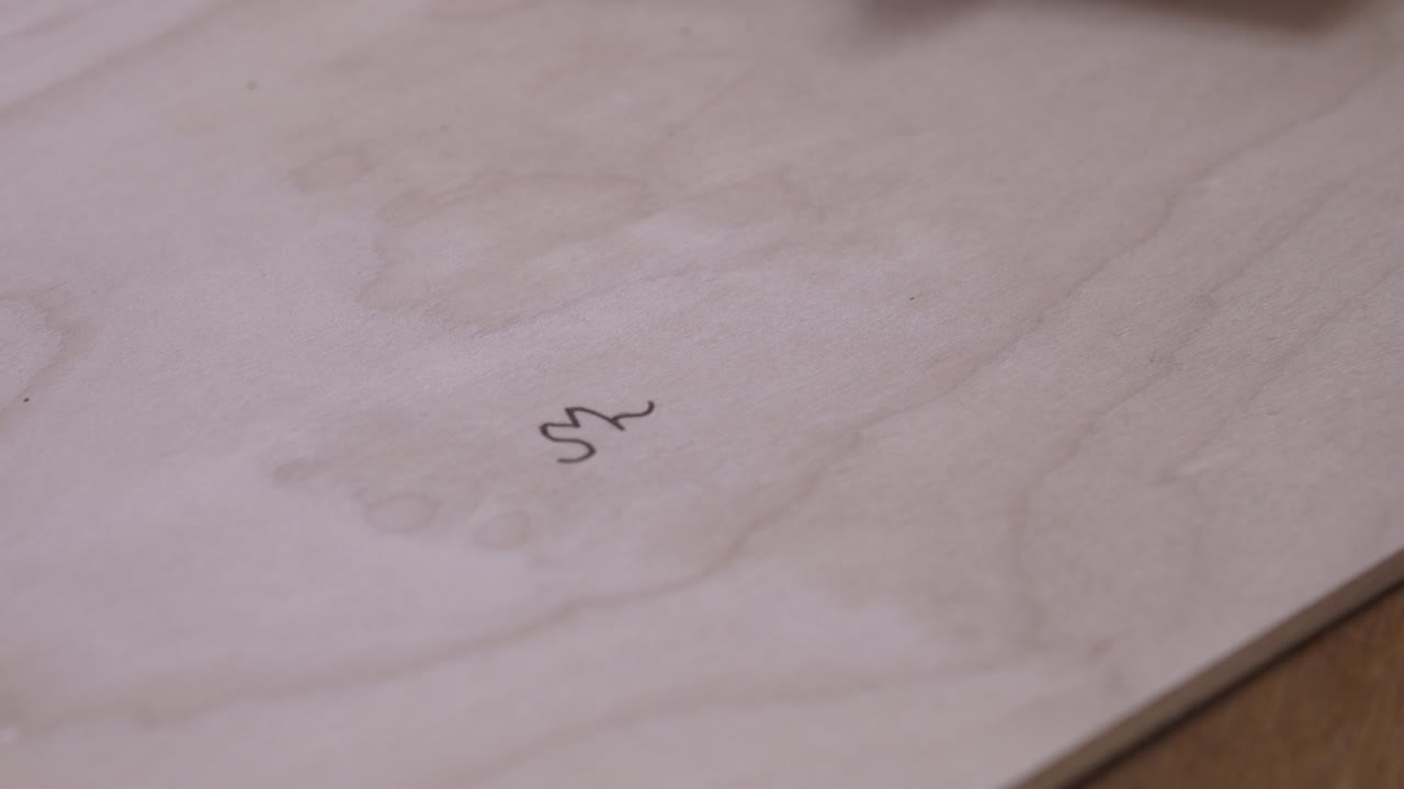 крупный план шлифовки деревянной доски с общим линейным рисунком наждачной бумагой