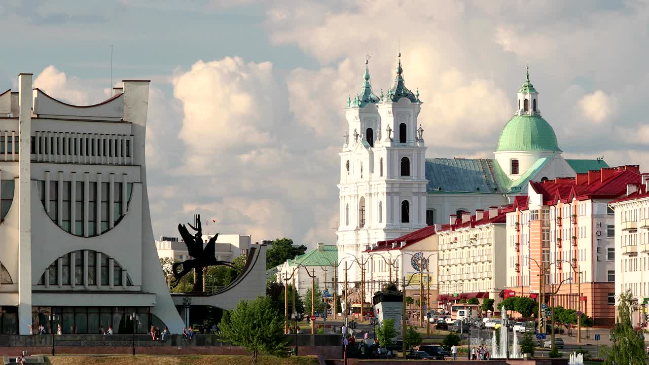 그로드노, 벨라루스, 그로드 노 지역 드라마 극장, 성 프란치스코 자비에르 대성당 및 여름날 모스토바야와 키로바 거리의 교통