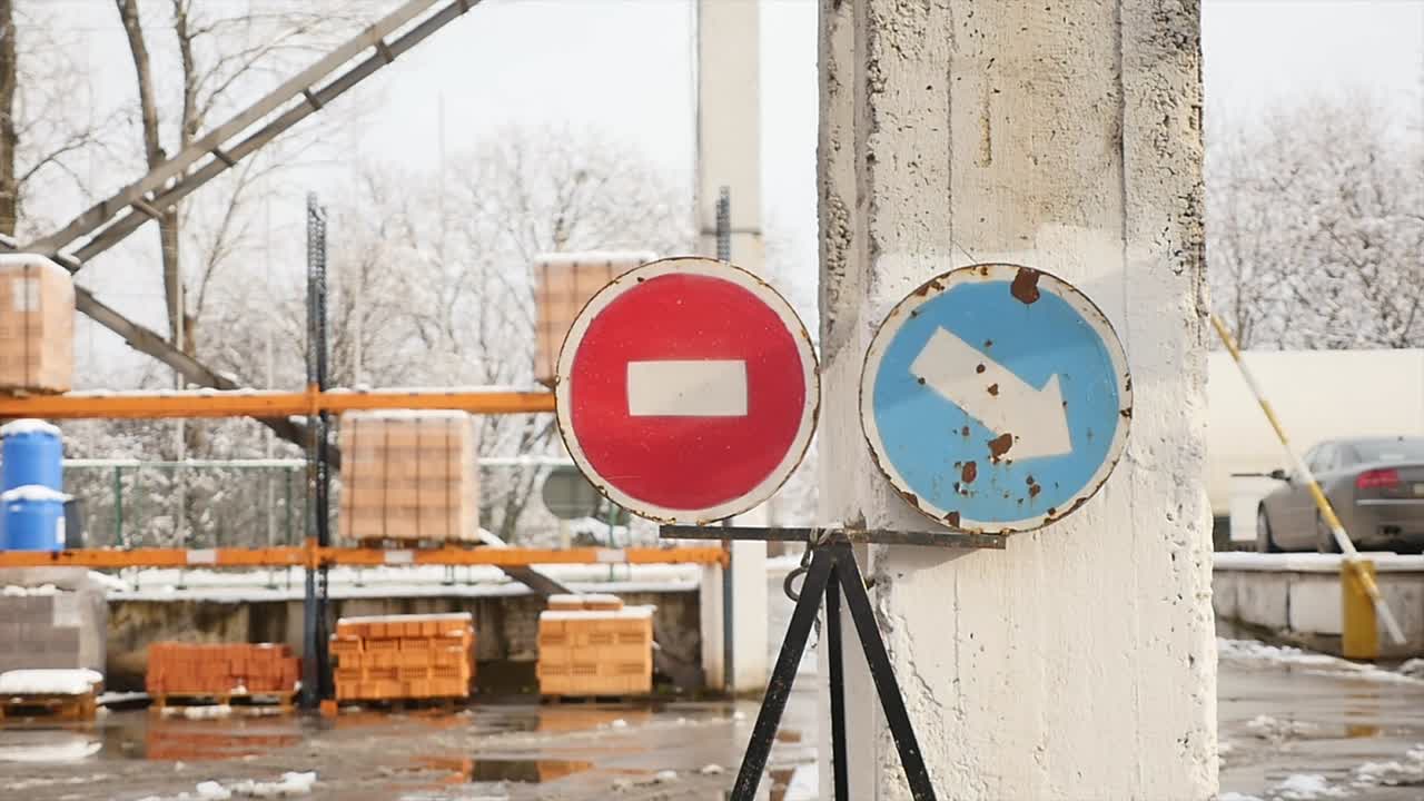 길거리에서 운전자에게 길을 보여주는 화살표와 정지 표지판