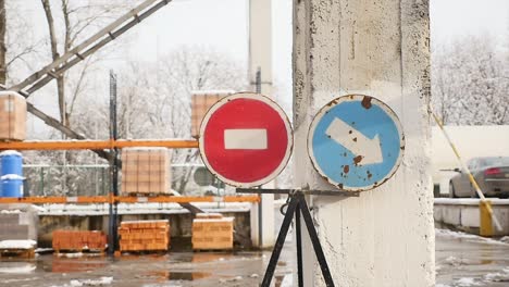 señal de flecha y señales de parada que muestran el camino a los conductores en la calle