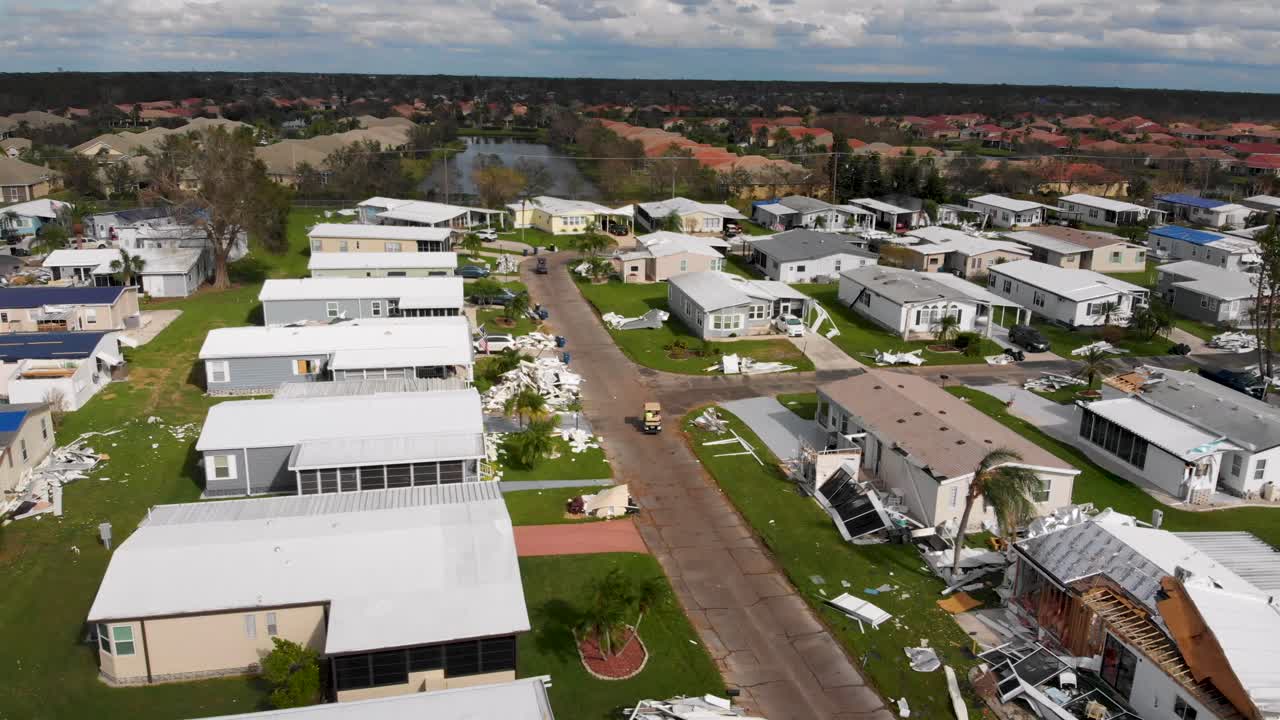 video de dron de 4k de casas móviles devastadas por el huracán ian en puerto norte, florida - 16x4
