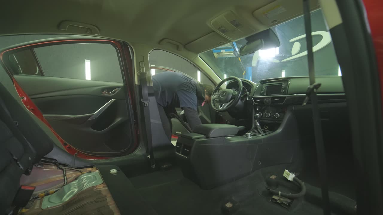 전문적인 자동차 청소. 샤워. 인테리어 세부 사항. 자동차 인테리어를 건조 청소 및 세부 사항; 깊은 좌석 청소; 자동차 세탁에서 거품을 는; 먼지에서 자동차 패널을 청소하는; 진공청소기