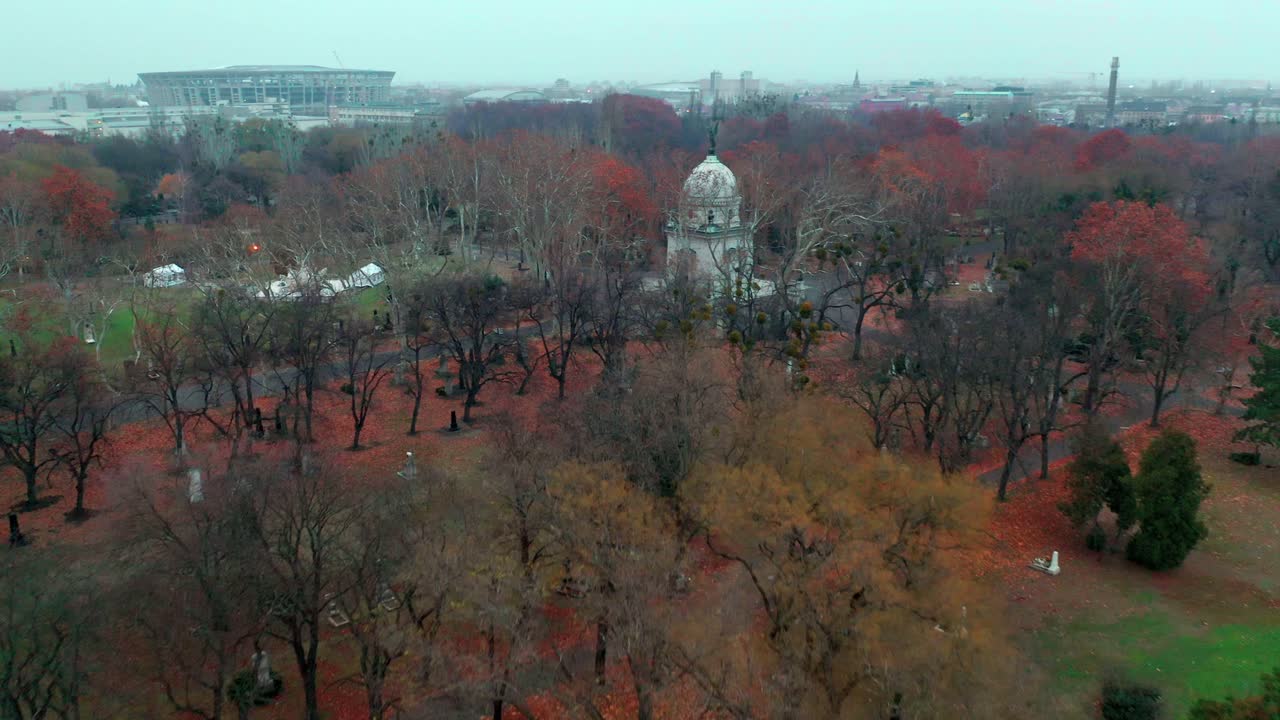 부다페스트, 헝가리, 가을에 드론으로 케레페시 공동묘지 상공 비행, 황금색 및 갈색 잎, 흐릿하고 안개가 자욱한 날씨, 페렌츠 데아크 영묘 - 무덤