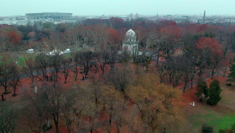 budapest, hungría, volando sobre el cementerio kerepesi por drones en otoño, hojas doradas y marrones, clima brumoso y brumoso, mausoleo ferenc deák - tumba