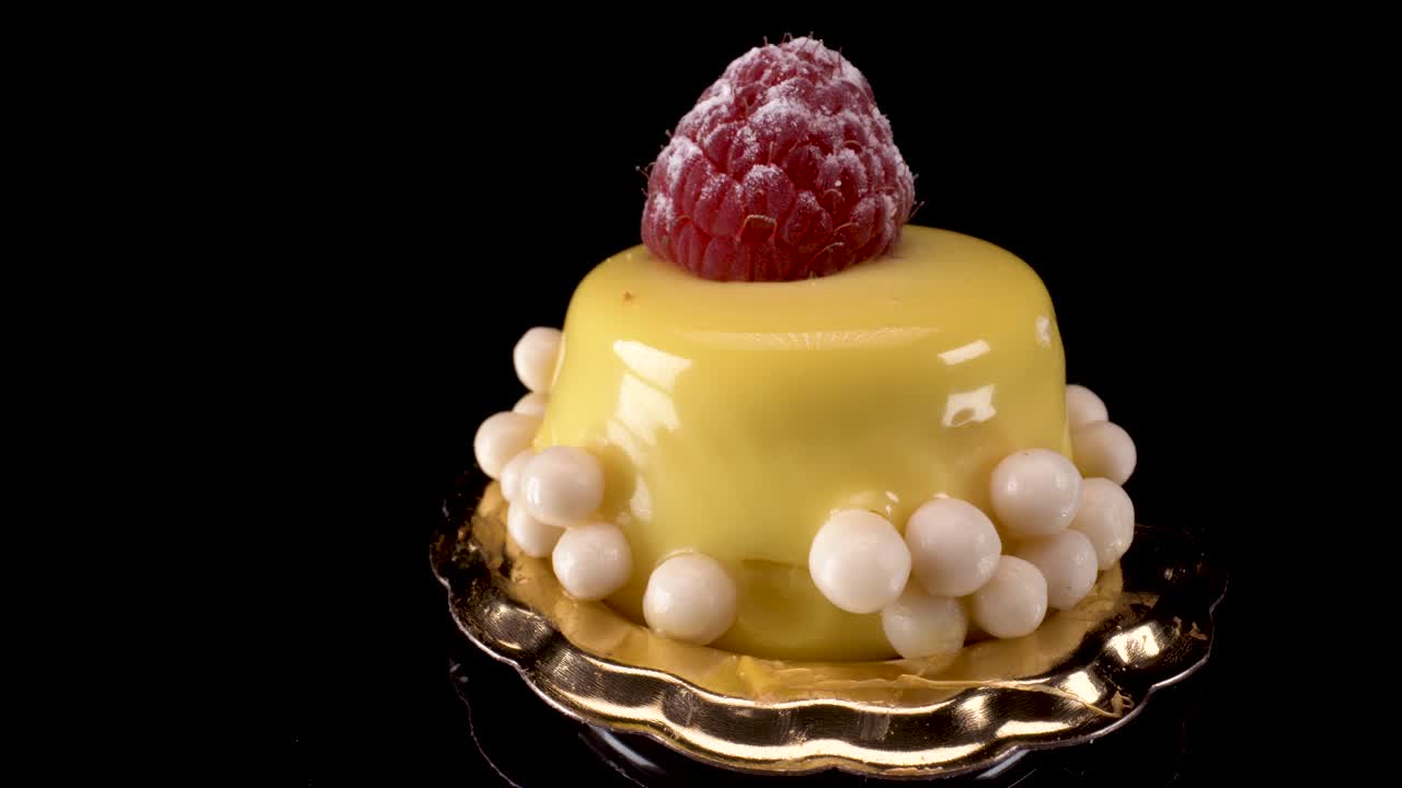 macro close up tornitura pasticceria torta gialla, pasticceria di lusso 4k su sfondo nero riflettente
