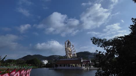 gran estatua dorada de buda con vistas al agua en koh samui, tailandia, contra el cielo azul