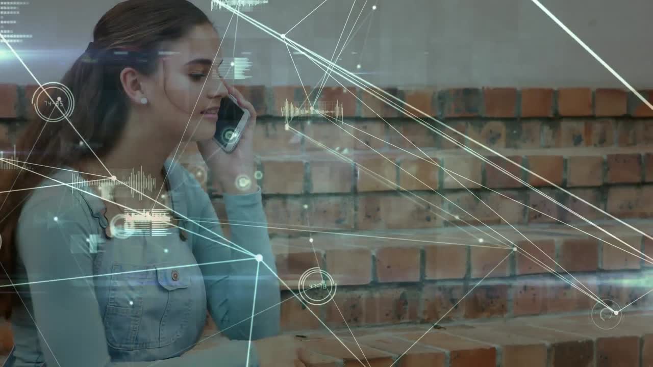 red de conexiones contra una mujer que usa un teléfono inteligente