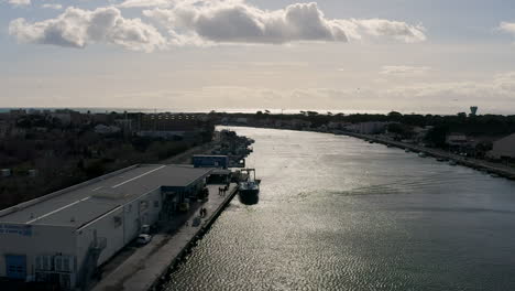 Auktion-Fischmarkt-Graud-D&#39;Agde-Hafen-Luftaufnahme-Drohnenaufnahme-Sonniger-Tag-Fluss-Herault