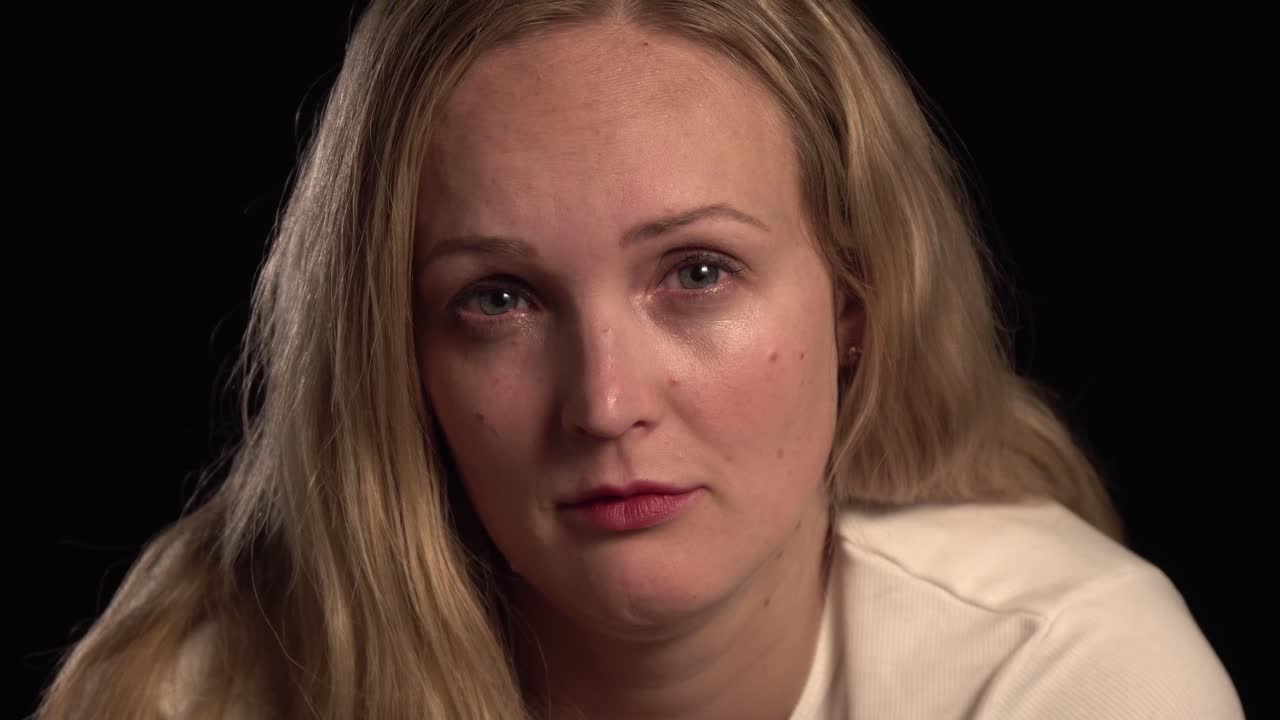 una chica rubia europea que se siente ansiosa, emocionalmente entumecida