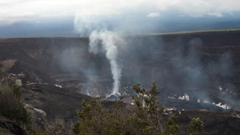 La-Columna-De-Humo-De-Vapor-Alto-Se-Eleva-Hacia-El-Cielo-Desde-El-Volcán-En-Erupción-En-Un-Pozo-Oscuro-Y-Profundo-En-El-Parque-Nacional-Del-Volcán-En-La-Isla-Grande-De-Hawaii