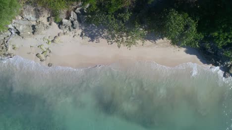 Nach-Oben-Gerichtete-Drohnenaufnahme-Am-Wunderschönen-Strand-Mit-Plätschernden-Wellen,-Weißem-Sand,-Türkisblauem-Wasser,-Sonniger-Tag