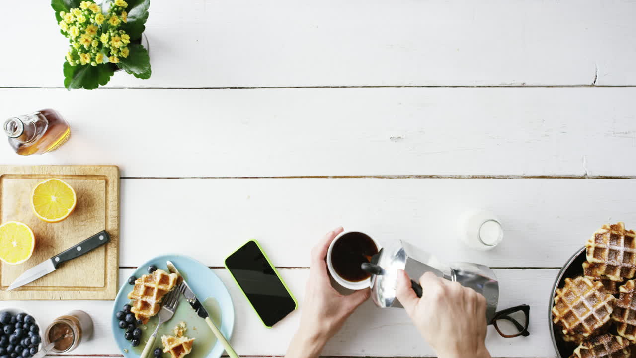 위에서 보기 커피를  ⁇ 고 아침 식사를 하는 벨기에 와플과 커피 손 -  ⁇ 은 서사시 드래곤