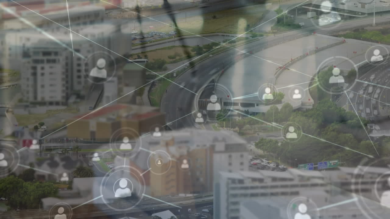 animación de la red de conexiones con iconos sobre la doctora.