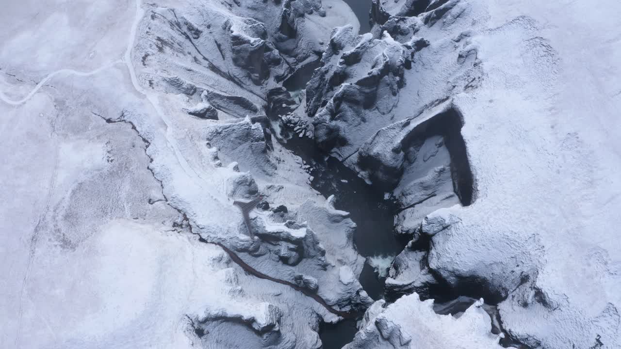 cañón fjaðrárgljúfur en el sur de islandia durante el invierno - vista aérea de arriba hacia abajo