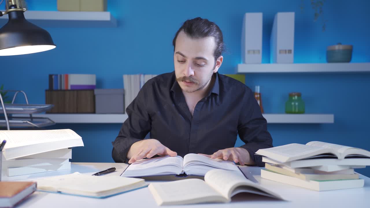 un joven concentrado y serio está trabajando.