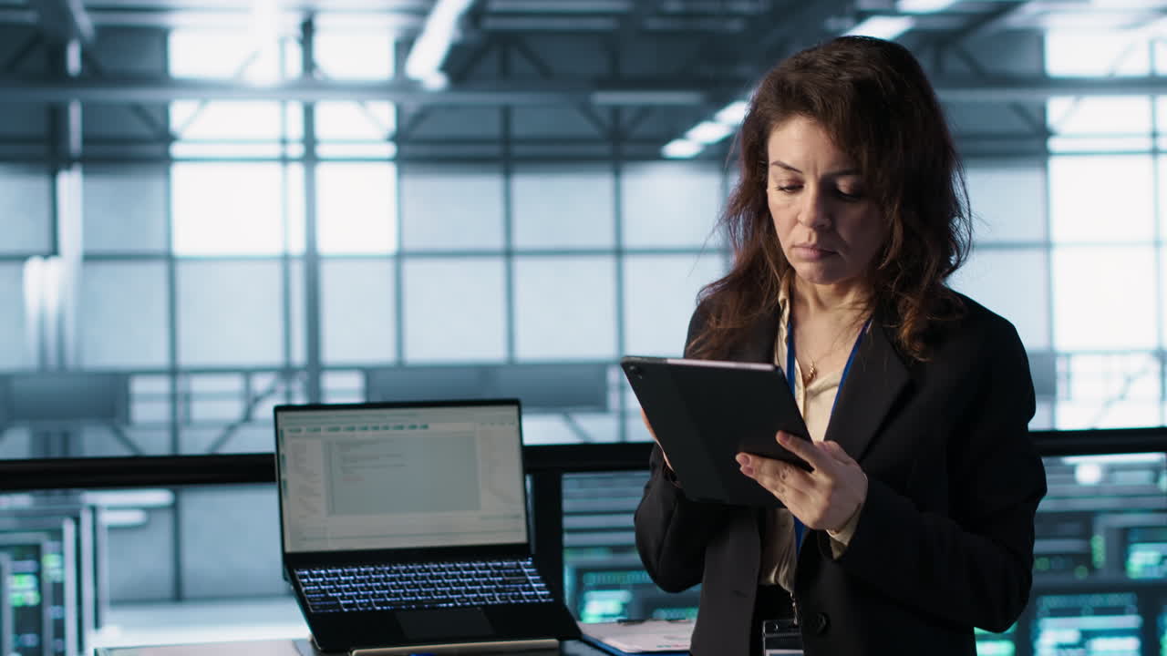técnico en el centro de datos usando tecnología ai en la tableta