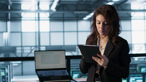 técnico en el centro de datos usando tecnología ai en la tableta