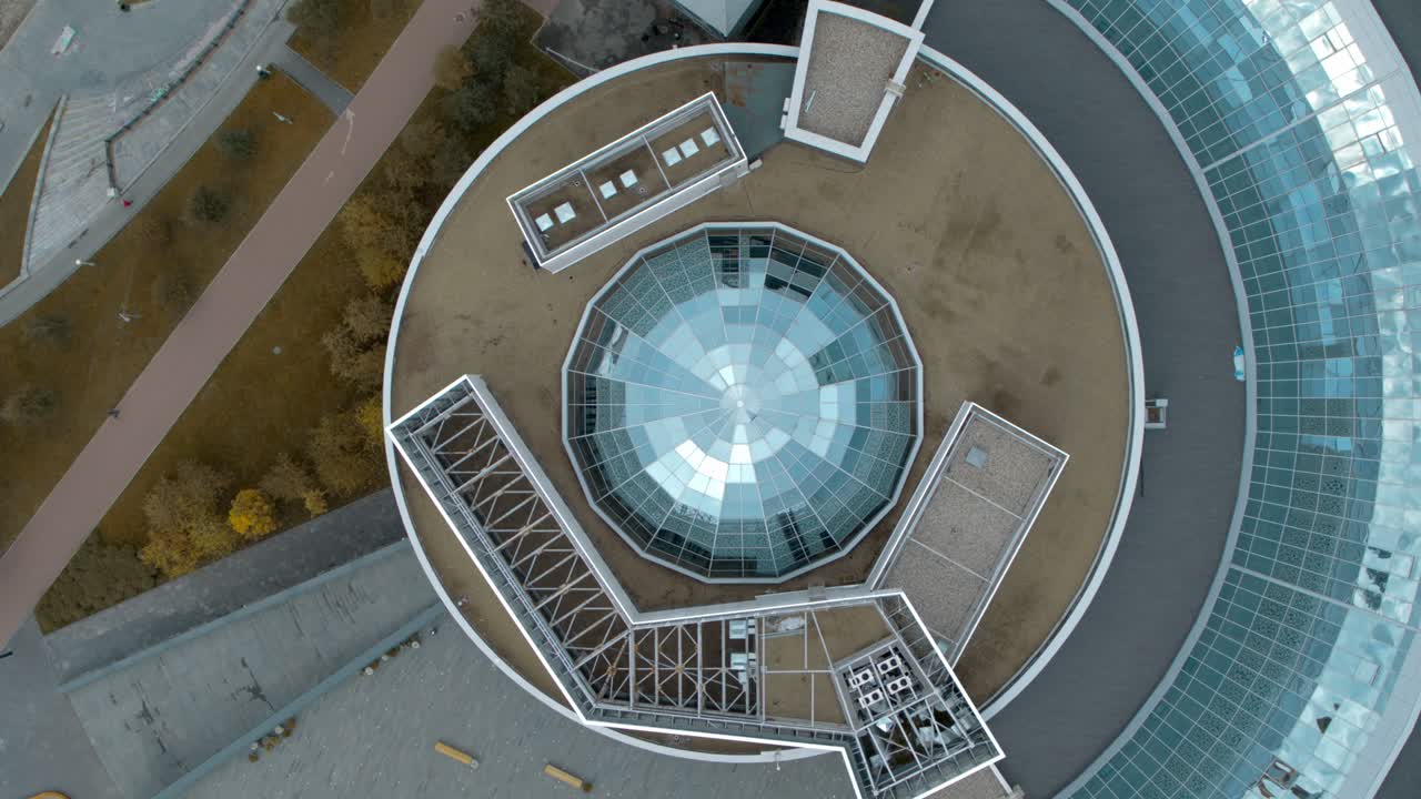 원형  을 가진 현대적 인 건물 의 공중 사진