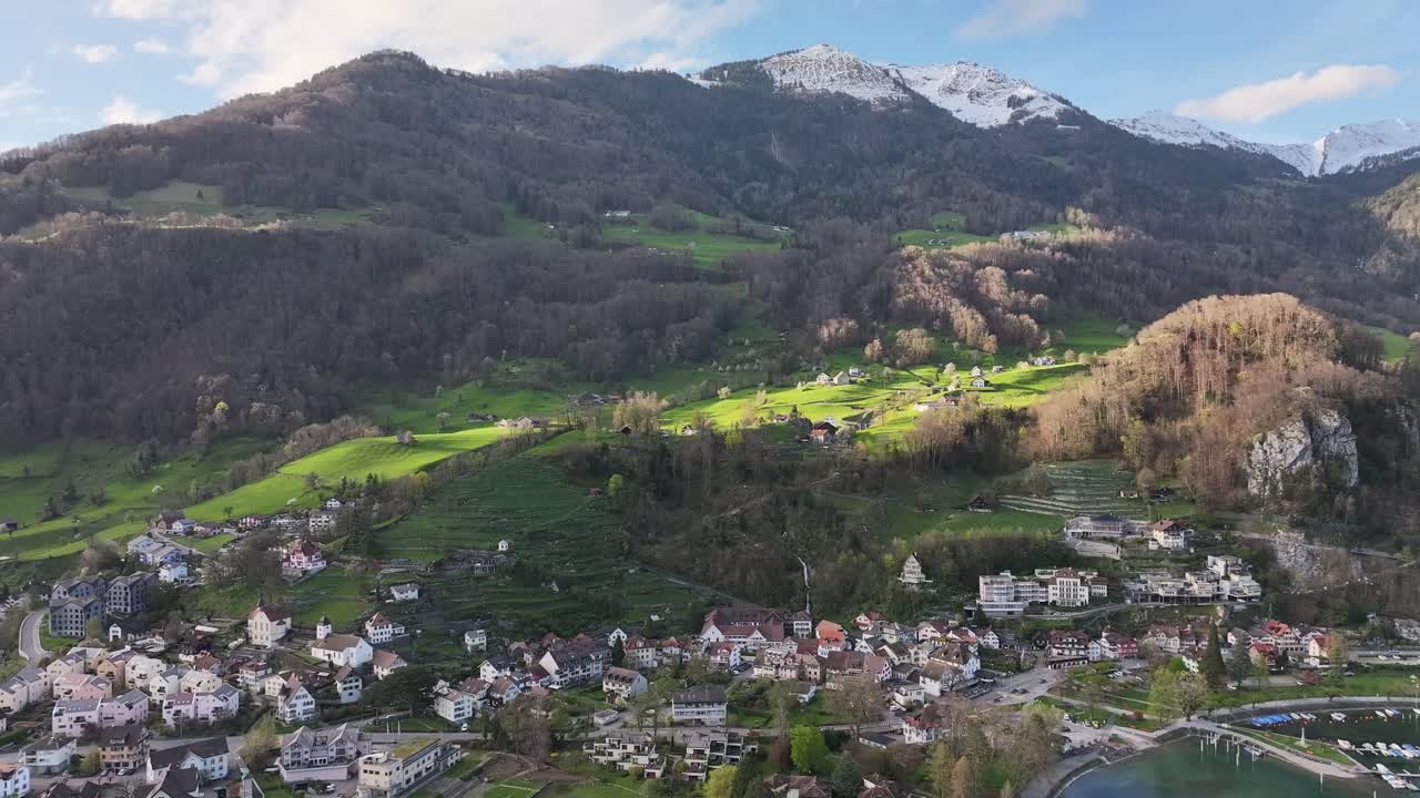 vista aérea de walensee, weesen, suiza, que muestra un pintoresco pueblo y montañas cubiertas de nieve