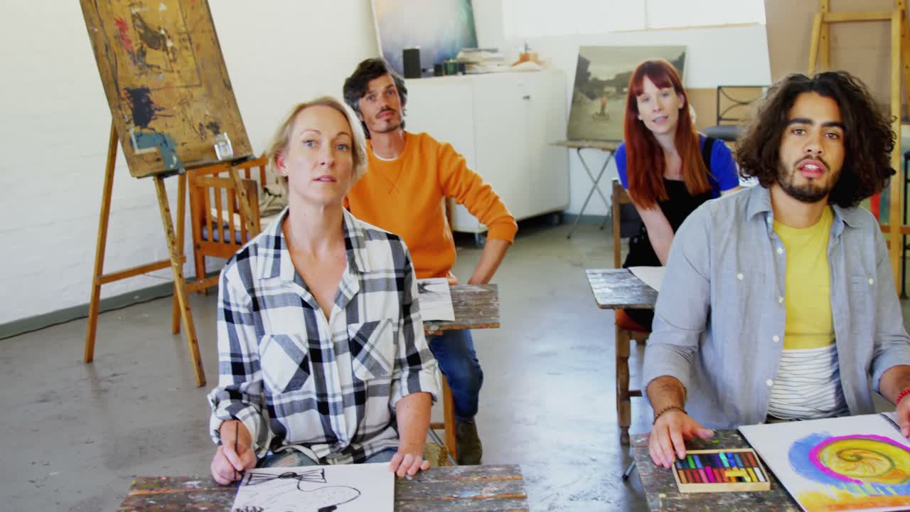 예술가 들 이 4k 수업 에 손 을 들고 그림 을 그리고 있다