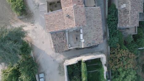 drone aéreo de arriba hacia abajo luberon provence saignon francia ciudad medieval al amanecer