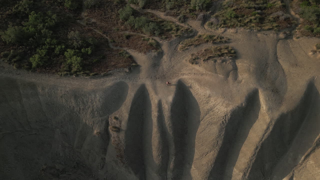 toma de avión no tripulado de correr en la naturaleza, vista de la montaña