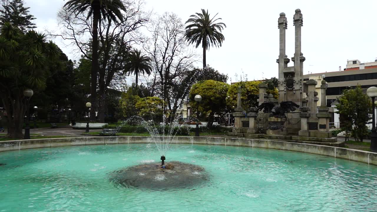 La fuente en los Jardines de Méndez Núñez. Cámara lenta. La Coruña. España