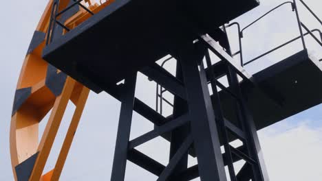 silla de balanceo de aceite moderna en un campo de hierba verde. el concepto del costo de un barril de petróleo, la producción de petróleo y el procesamiento de materias primas