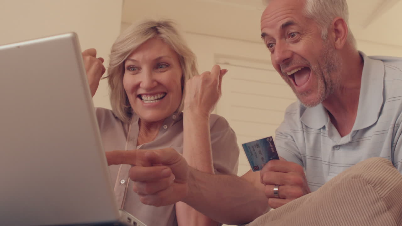 Coppia che fa shopping online sul divano