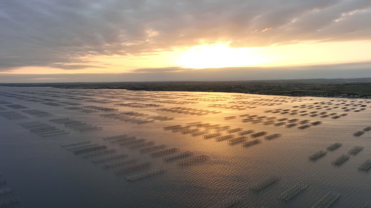 공중에서 볼 때, 에 데 타우의 오스트리 문화는