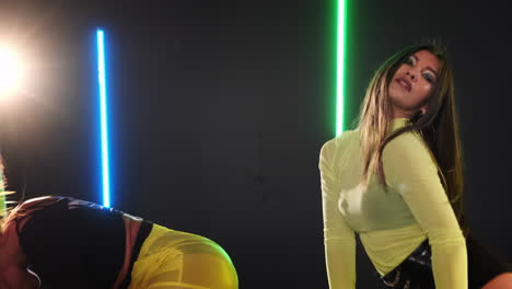 mujeres bailando con luces de neón
