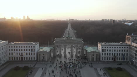 Luftaufnahme:-über-Dem-Brandenburger-Tor-Mit-Blick-Auf-Den-Tiergarten-Und-Die-Berliner-Siegessäule-Im-Wunderschönen-Abendlicht