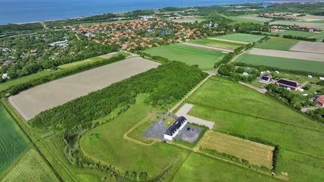 Luftaufnahme-Einer-Grünen-Wiese,-Felder-In-Der-Nähe-Des-Dorfes-Zoutelande-An-Einem-Sonnigen-Tag-In-Den-Niederlanden