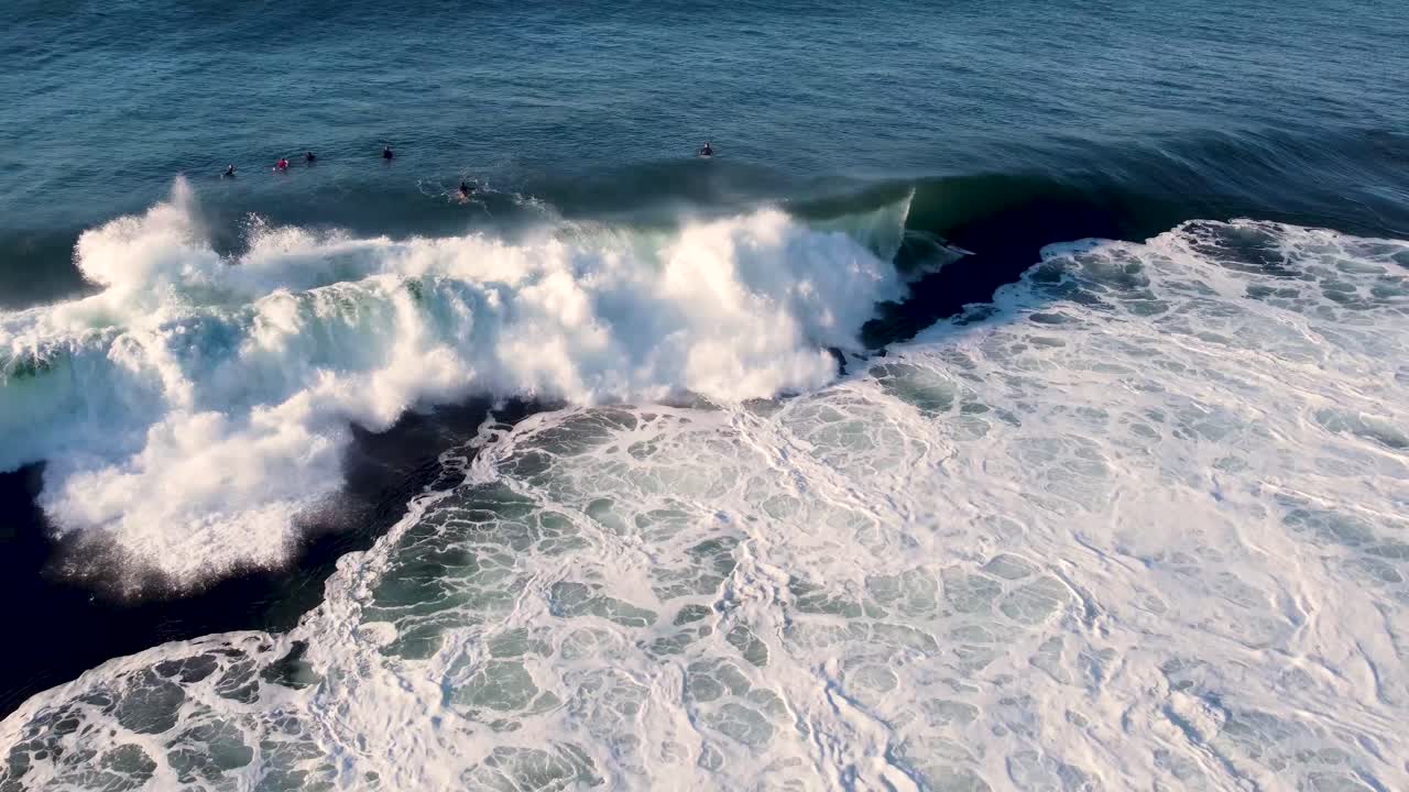 toma escénica aérea de drone de surfista montando ola de mano izquierda en arrecife costa central nsw australia 3840x2160 4k