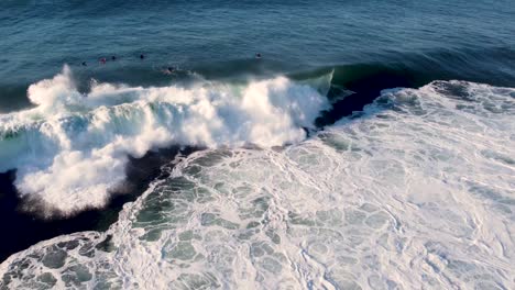 Toma-Escénica-Aérea-De-Drone-De-Surfista-Montando-Ola-De-Mano-Izquierda-En-Arrecife-Costa-Central-Nsw-Australia-3840x2160-4k