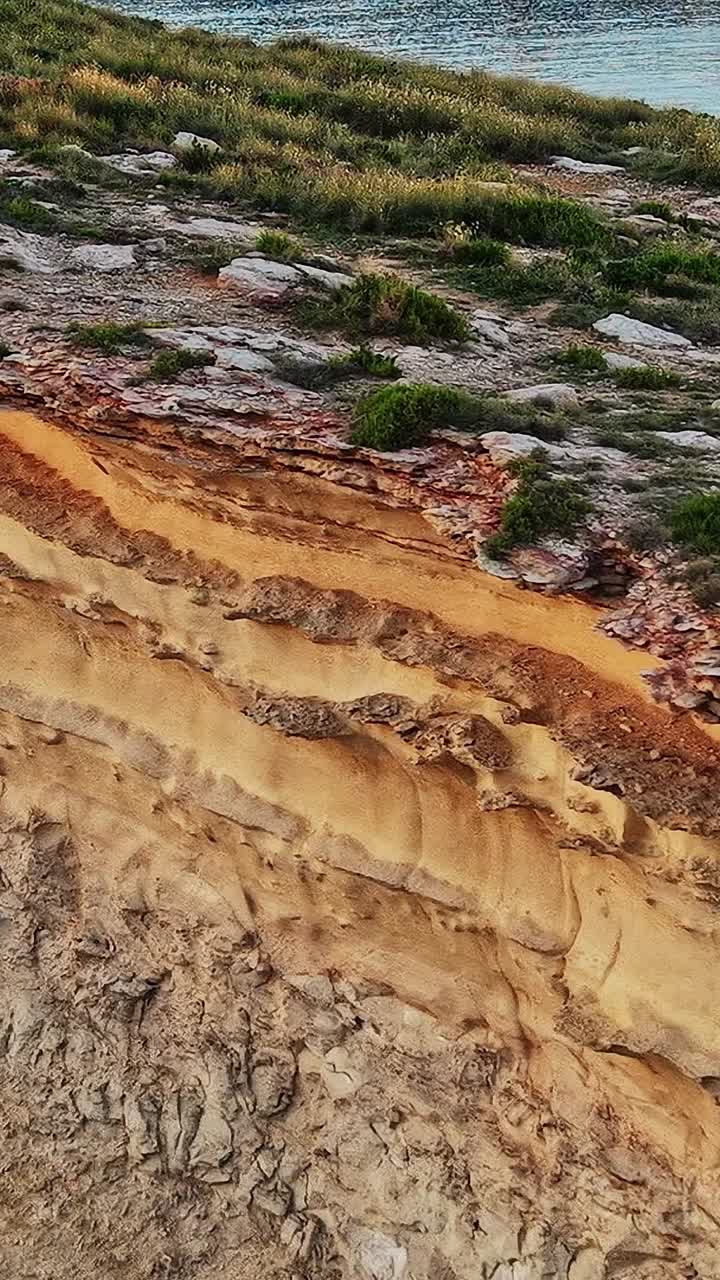 Strati di roccia sulla costa di Malta durante le ore diurne