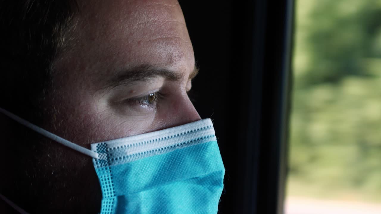 el camionero enmascarado usa prevención covid, coronavirus en la carretera
