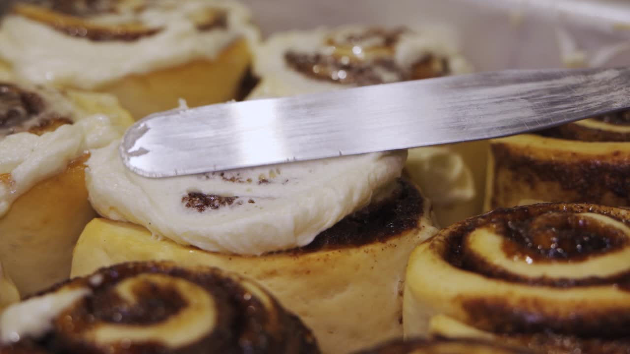 크림 치즈 아이싱을 곁들인 갓 구운 시나몬 롤 프로스팅